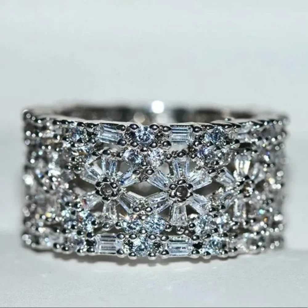 18 CT 925 STERLING SILVER DIAMOND RING, CUTE RING, SHINY RING. - Picture 4 of 6